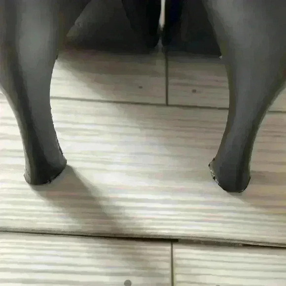 Donald Pliner women’s point toe black leather elastic gusset ankle booties 8 - Picture 8 of 8